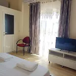 Guri I Atos بيت ضيافة 3*