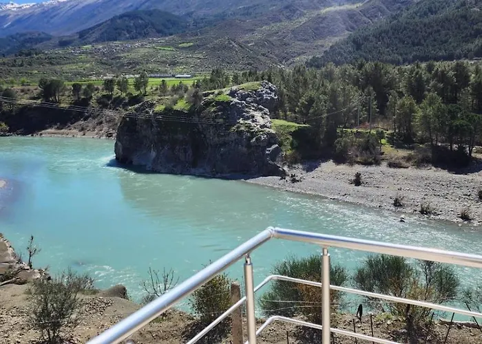 Guri I Atos 招待所 3*